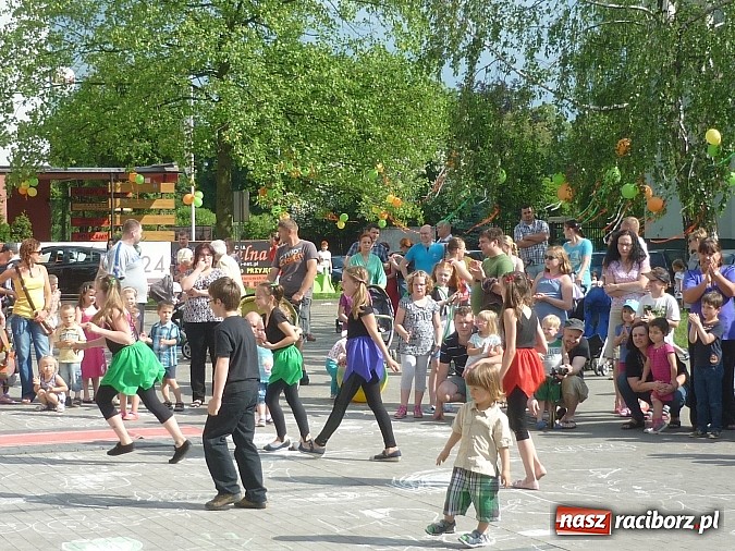 Zdjęcie w galerii na portalu naszraciborz.pl: Festyn na Kochanowskiego – Warsztaty Artystyczne na Wesoło wiadomości z regionu