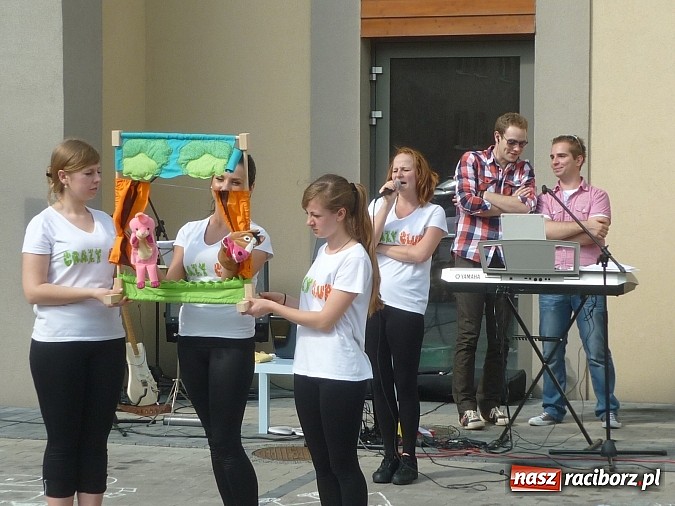 Zdjęcie w galerii na portalu naszraciborz.pl: Festyn na Kochanowskiego – Warsztaty Artystyczne na Wesoło wiadomości z regionu