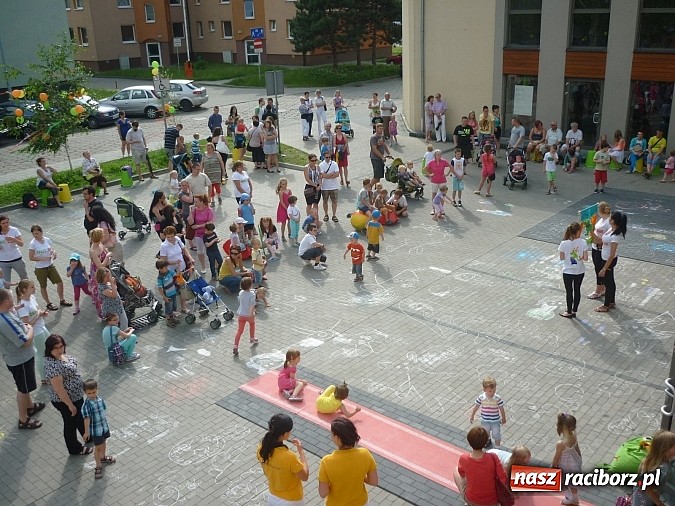 Zdjęcie w galerii na portalu naszraciborz.pl: Festyn na Kochanowskiego – Warsztaty Artystyczne na Wesoło wiadomości z regionu