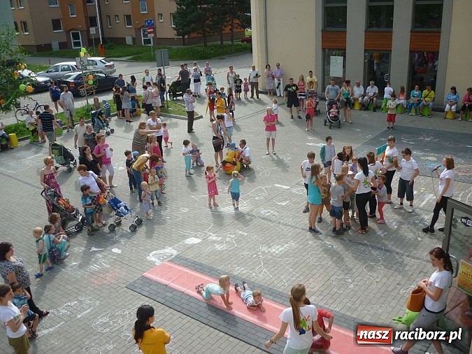Zdjęcie w galerii na portalu naszraciborz.pl: Festyn na Kochanowskiego – Warsztaty Artystyczne na Wesoło wiadomości z regionu