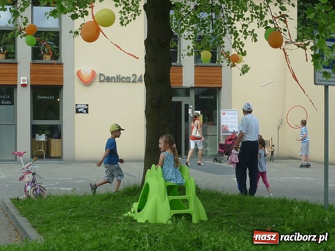 Zdjęcie w galerii na portalu naszraciborz.pl: Festyn na Kochanowskiego – Warsztaty Artystyczne na Wesoło wiadomości z regionu