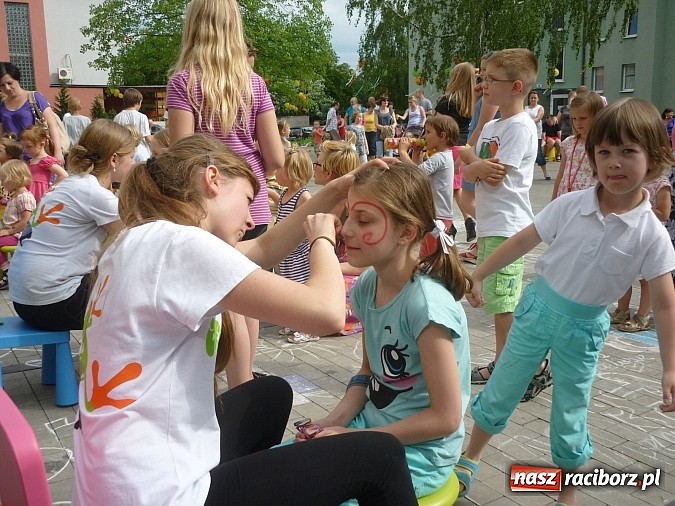 Zdjęcie w galerii na portalu naszraciborz.pl: Festyn na Kochanowskiego – Warsztaty Artystyczne na Wesoło wiadomości z regionu
