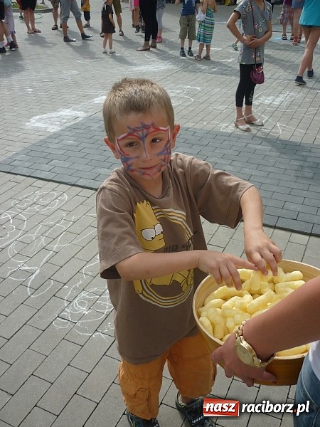 Zdjęcie w galerii na portalu naszraciborz.pl: Festyn na Kochanowskiego – Warsztaty Artystyczne na Wesoło wiadomości z regionu