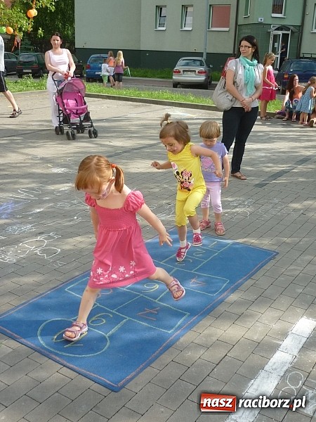 Zdjęcie w galerii na portalu naszraciborz.pl: Festyn na Kochanowskiego – Warsztaty Artystyczne na Wesoło wiadomości z regionu