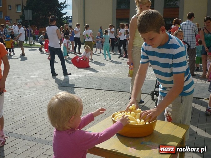 Zdjęcie w galerii na portalu naszraciborz.pl: Festyn na Kochanowskiego – Warsztaty Artystyczne na Wesoło wiadomości z regionu