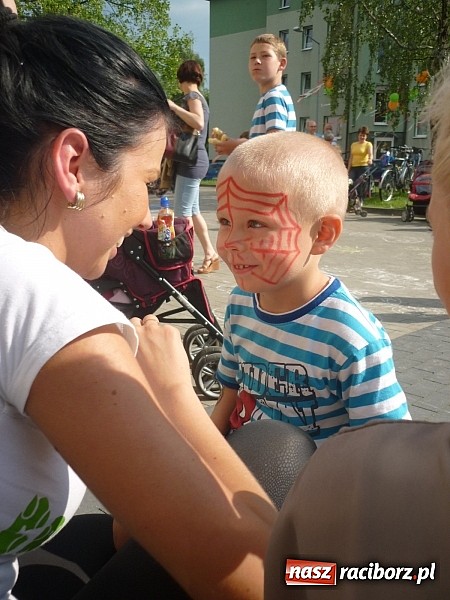 Zdjęcie w galerii na portalu naszraciborz.pl: Festyn na Kochanowskiego – Warsztaty Artystyczne na Wesoło wiadomości z regionu