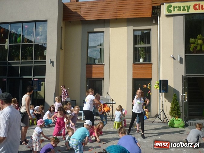 Zdjęcie w galerii na portalu naszraciborz.pl: Festyn na Kochanowskiego – Warsztaty Artystyczne na Wesoło wiadomości z regionu