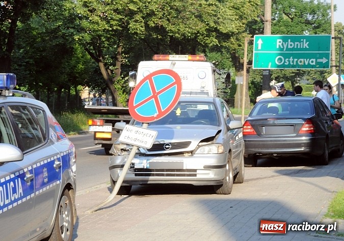 Zdjęcie w galerii na portalu naszraciborz.pl: Na Ocickiej mercedes wjechał w opla astrę wiadomości z regionu