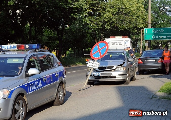Zdjęcie w galerii na portalu naszraciborz.pl: Na Ocickiej mercedes wjechał w opla astrę wiadomości z regionu
