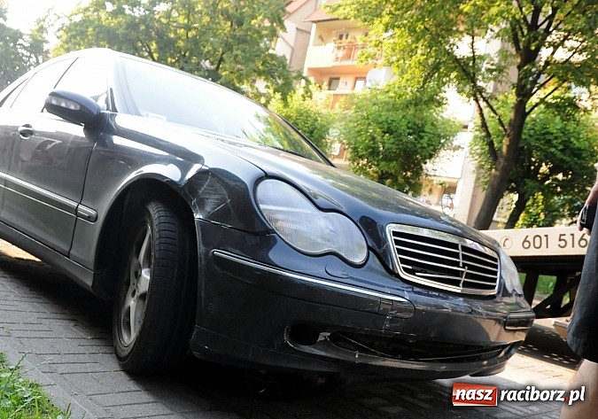 Zdjęcie w galerii na portalu naszraciborz.pl: Na Ocickiej mercedes wjechał w opla astrę wiadomości z regionu