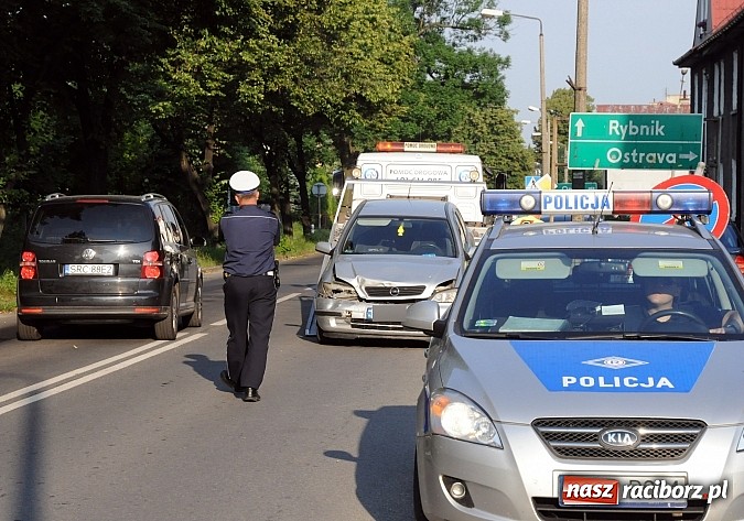 Zdjęcie w galerii na portalu naszraciborz.pl: Na Ocickiej mercedes wjechał w opla astrę wiadomości z regionu