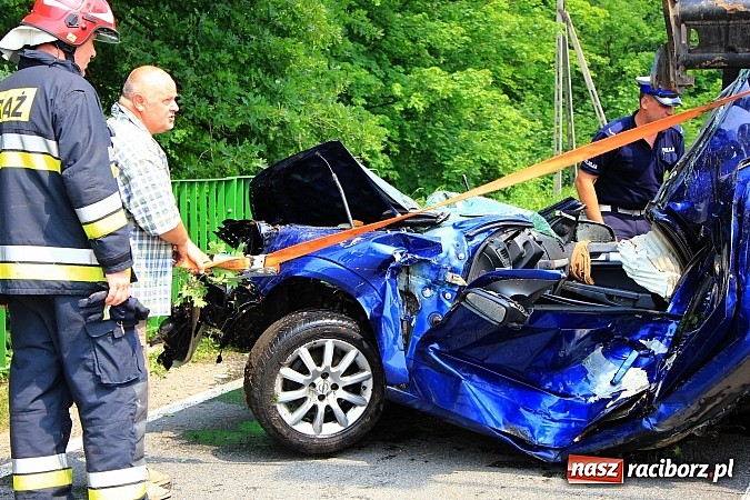 Zdjęcie w galerii na portalu naszraciborz.pl: Wypadek w Markowicach. Kobieta wjechała oplem astrą do potoku i cudem uszła z życiem. Potrzebne było pogotowie lotnicze wiadomości z regionu