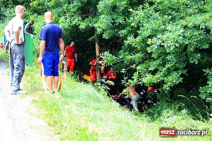 Zdjęcie w galerii na portalu naszraciborz.pl: Wypadek w Markowicach. Kobieta wjechała oplem astrą do potoku i cudem uszła z życiem. Potrzebne było pogotowie lotnicze wiadomości z regionu
