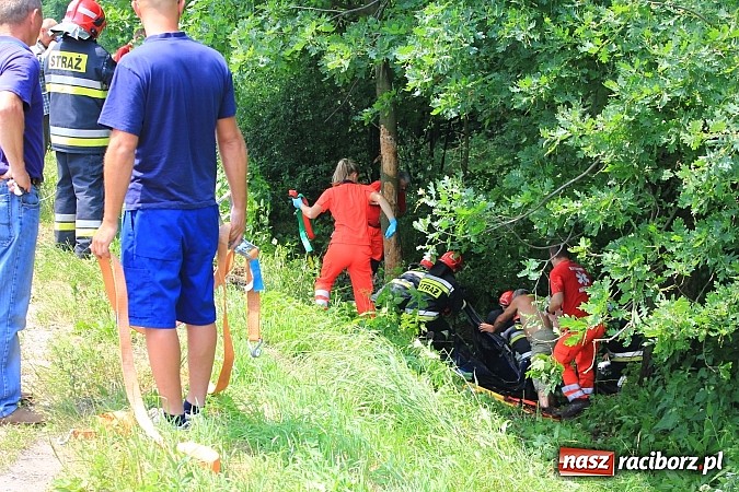 Zdjęcie w galerii na portalu naszraciborz.pl: Wypadek w Markowicach. Kobieta wjechała oplem astrą do potoku i cudem uszła z życiem. Potrzebne było pogotowie lotnicze wiadomości z regionu
