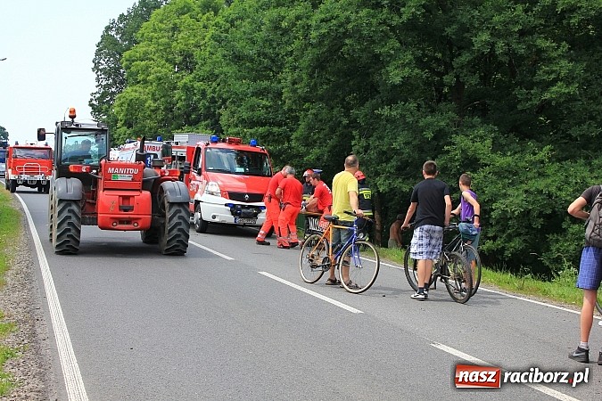Zdjęcie w galerii na portalu naszraciborz.pl: Wypadek w Markowicach. Kobieta wjechała oplem astrą do potoku i cudem uszła z życiem. Potrzebne było pogotowie lotnicze wiadomości z regionu