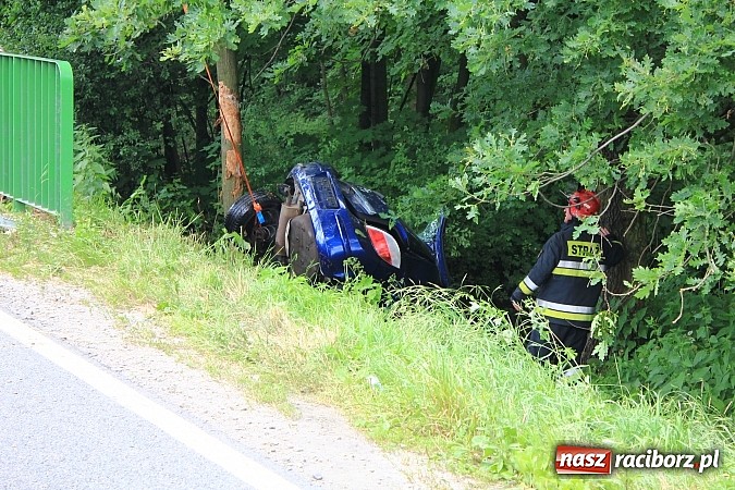 Zdjęcie w galerii na portalu naszraciborz.pl: Wypadek w Markowicach. Kobieta wjechała oplem astrą do potoku i cudem uszła z życiem. Potrzebne było pogotowie lotnicze wiadomości z regionu