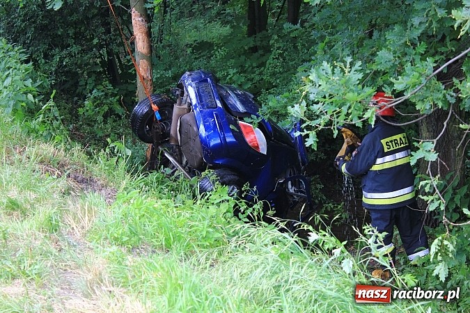 Zdjęcie w galerii na portalu naszraciborz.pl: Wypadek w Markowicach. Kobieta wjechała oplem astrą do potoku i cudem uszła z życiem. Potrzebne było pogotowie lotnicze wiadomości z regionu