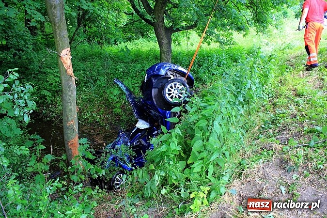 Zdjęcie w galerii na portalu naszraciborz.pl: Wypadek w Markowicach. Kobieta wjechała oplem astrą do potoku i cudem uszła z życiem. Potrzebne było pogotowie lotnicze wiadomości z regionu