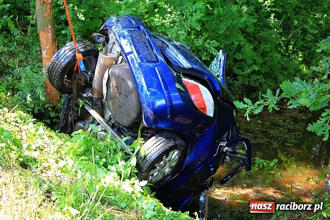 Zdjęcie w galerii na portalu naszraciborz.pl: Wypadek w Markowicach. Kobieta wjechała oplem astrą do potoku i cudem uszła z życiem. Potrzebne było pogotowie lotnicze wiadomości z regionu