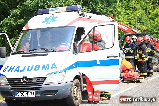 Zdjęcie w galerii na portalu naszraciborz.pl: Wypadek w Markowicach. Kobieta wjechała oplem astrą do potoku i cudem uszła z życiem. Potrzebne było pogotowie lotnicze wiadomości z regionu