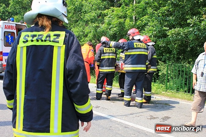 Zdjęcie w galerii na portalu naszraciborz.pl: Wypadek w Markowicach. Kobieta wjechała oplem astrą do potoku i cudem uszła z życiem. Potrzebne było pogotowie lotnicze wiadomości z regionu