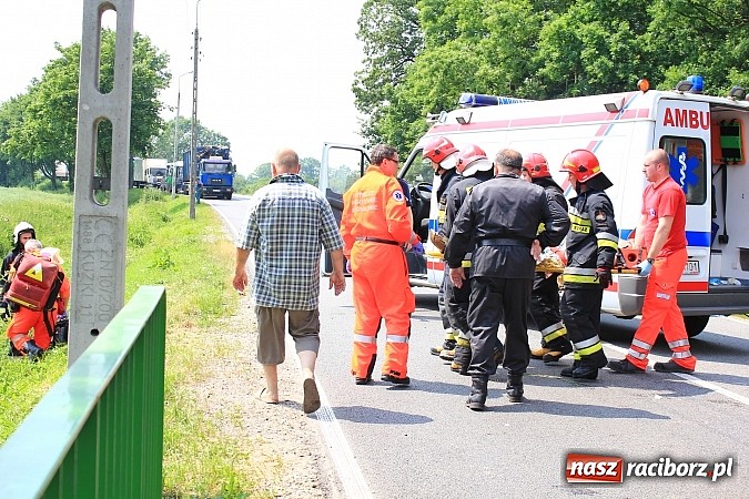 Zdjęcie w galerii na portalu naszraciborz.pl: Wypadek w Markowicach. Kobieta wjechała oplem astrą do potoku i cudem uszła z życiem. Potrzebne było pogotowie lotnicze wiadomości z regionu