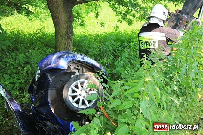 Zdjęcie w galerii na portalu naszraciborz.pl: Wypadek w Markowicach. Kobieta wjechała oplem astrą do potoku i cudem uszła z życiem. Potrzebne było pogotowie lotnicze wiadomości z regionu