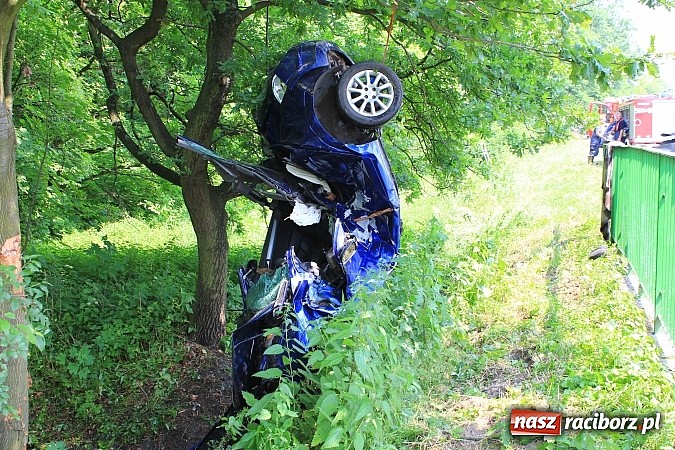 Zdjęcie w galerii na portalu naszraciborz.pl: Wypadek w Markowicach. Kobieta wjechała oplem astrą do potoku i cudem uszła z życiem. Potrzebne było pogotowie lotnicze wiadomości z regionu