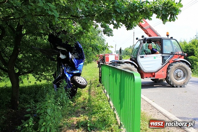 Zdjęcie w galerii na portalu naszraciborz.pl: Wypadek w Markowicach. Kobieta wjechała oplem astrą do potoku i cudem uszła z życiem. Potrzebne było pogotowie lotnicze wiadomości z regionu
