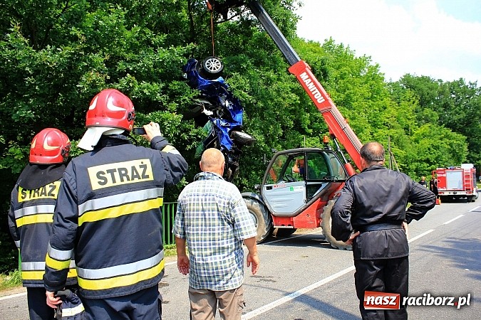 Zdjęcie w galerii na portalu naszraciborz.pl: Wypadek w Markowicach. Kobieta wjechała oplem astrą do potoku i cudem uszła z życiem. Potrzebne było pogotowie lotnicze wiadomości z regionu