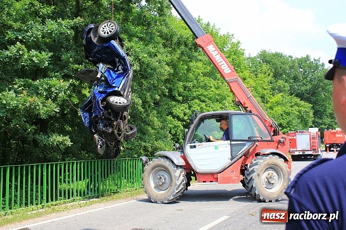 Zdjęcie w galerii na portalu naszraciborz.pl: Wypadek w Markowicach. Kobieta wjechała oplem astrą do potoku i cudem uszła z życiem. Potrzebne było pogotowie lotnicze wiadomości z regionu
