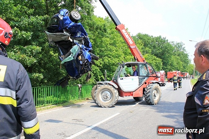Zdjęcie w galerii na portalu naszraciborz.pl: Wypadek w Markowicach. Kobieta wjechała oplem astrą do potoku i cudem uszła z życiem. Potrzebne było pogotowie lotnicze wiadomości z regionu