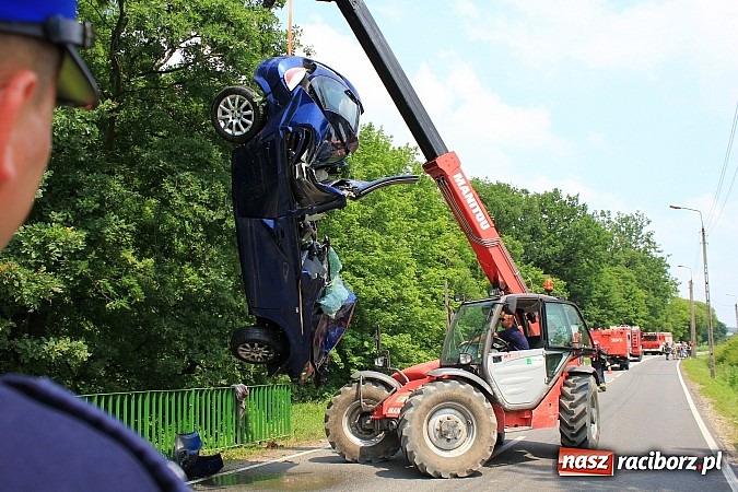 Zdjęcie w galerii na portalu naszraciborz.pl: Wypadek w Markowicach. Kobieta wjechała oplem astrą do potoku i cudem uszła z życiem. Potrzebne było pogotowie lotnicze wiadomości z regionu