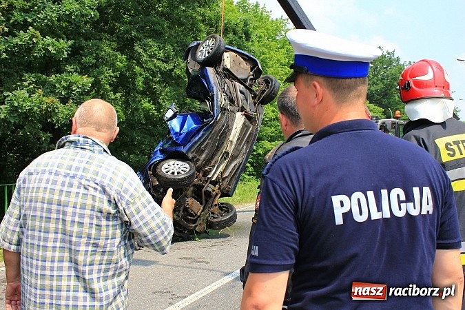 Zdjęcie w galerii na portalu naszraciborz.pl: Wypadek w Markowicach. Kobieta wjechała oplem astrą do potoku i cudem uszła z życiem. Potrzebne było pogotowie lotnicze wiadomości z regionu