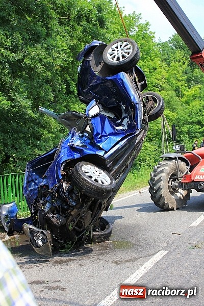 Zdjęcie w galerii na portalu naszraciborz.pl: Wypadek w Markowicach. Kobieta wjechała oplem astrą do potoku i cudem uszła z życiem. Potrzebne było pogotowie lotnicze wiadomości z regionu