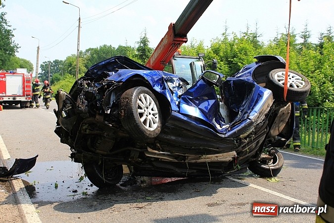 Zdjęcie w galerii na portalu naszraciborz.pl: Wypadek w Markowicach. Kobieta wjechała oplem astrą do potoku i cudem uszła z życiem. Potrzebne było pogotowie lotnicze wiadomości z regionu