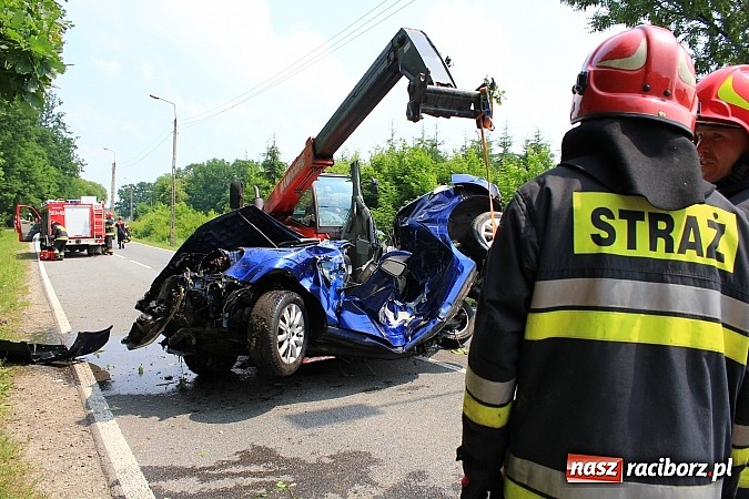 Zdjęcie w galerii na portalu naszraciborz.pl: Wypadek w Markowicach. Kobieta wjechała oplem astrą do potoku i cudem uszła z życiem. Potrzebne było pogotowie lotnicze wiadomości z regionu