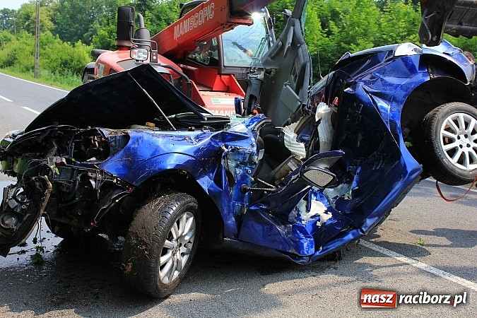 Zdjęcie w galerii na portalu naszraciborz.pl: Wypadek w Markowicach. Kobieta wjechała oplem astrą do potoku i cudem uszła z życiem. Potrzebne było pogotowie lotnicze wiadomości z regionu