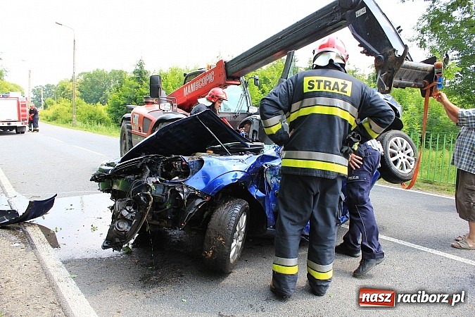 Zdjęcie w galerii na portalu naszraciborz.pl: Wypadek w Markowicach. Kobieta wjechała oplem astrą do potoku i cudem uszła z życiem. Potrzebne było pogotowie lotnicze wiadomości z regionu