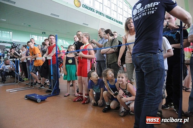 Zdjęcie w galerii na portalu naszraciborz.pl: Mariusz Pudzianowski zawitał do Raciborza wiadomości z regionu