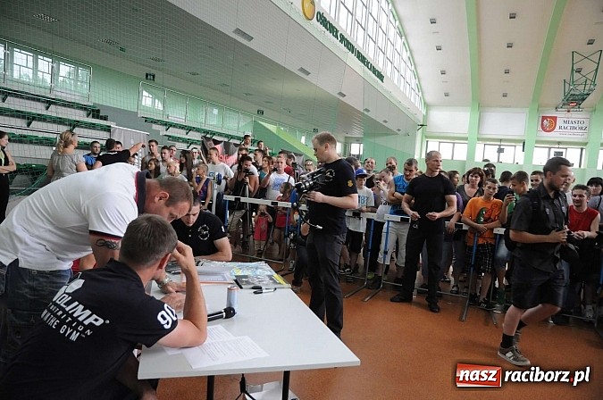 Zdjęcie w galerii na portalu naszraciborz.pl: Mariusz Pudzianowski zawitał do Raciborza wiadomości z regionu