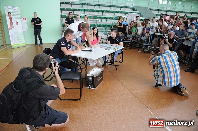 Zdjęcie w galerii na portalu naszraciborz.pl: Mariusz Pudzianowski zawitał do Raciborza wiadomości z regionu