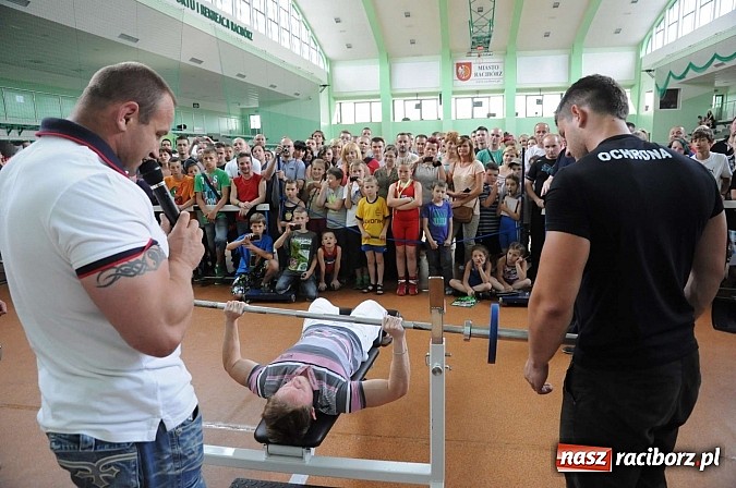 Zdjęcie w galerii na portalu naszraciborz.pl: Mariusz Pudzianowski zawitał do Raciborza wiadomości z regionu