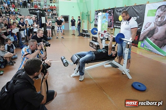 Zdjęcie w galerii na portalu naszraciborz.pl: Mariusz Pudzianowski zawitał do Raciborza wiadomości z regionu