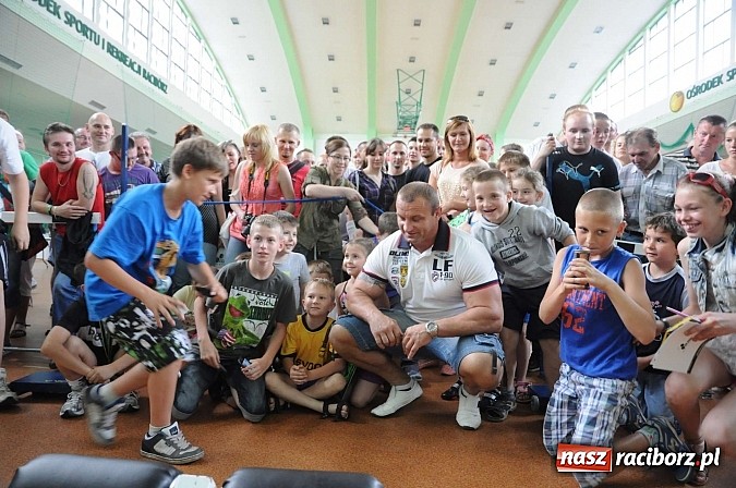 Zdjęcie w galerii na portalu naszraciborz.pl: Mariusz Pudzianowski zawitał do Raciborza wiadomości z regionu