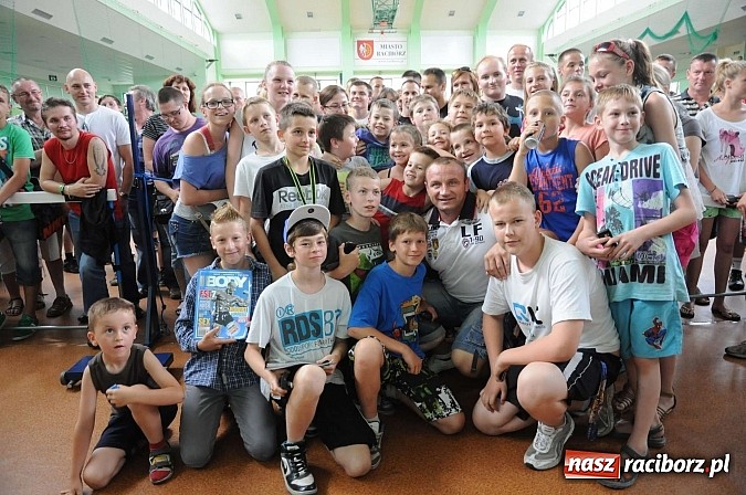 Zdjęcie w galerii na portalu naszraciborz.pl: Mariusz Pudzianowski zawitał do Raciborza wiadomości z regionu