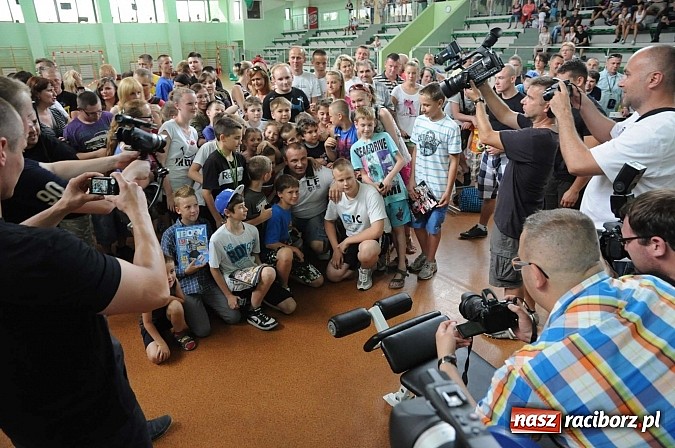 Zdjęcie w galerii na portalu naszraciborz.pl: Mariusz Pudzianowski zawitał do Raciborza wiadomości z regionu