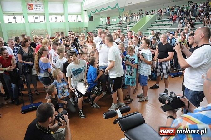 Zdjęcie w galerii na portalu naszraciborz.pl: Mariusz Pudzianowski zawitał do Raciborza wiadomości z regionu