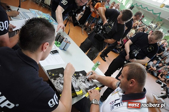 Zdjęcie w galerii na portalu naszraciborz.pl: Mariusz Pudzianowski zawitał do Raciborza wiadomości z regionu