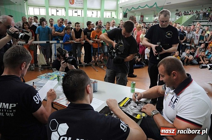 Zdjęcie w galerii na portalu naszraciborz.pl: Mariusz Pudzianowski zawitał do Raciborza wiadomości z regionu